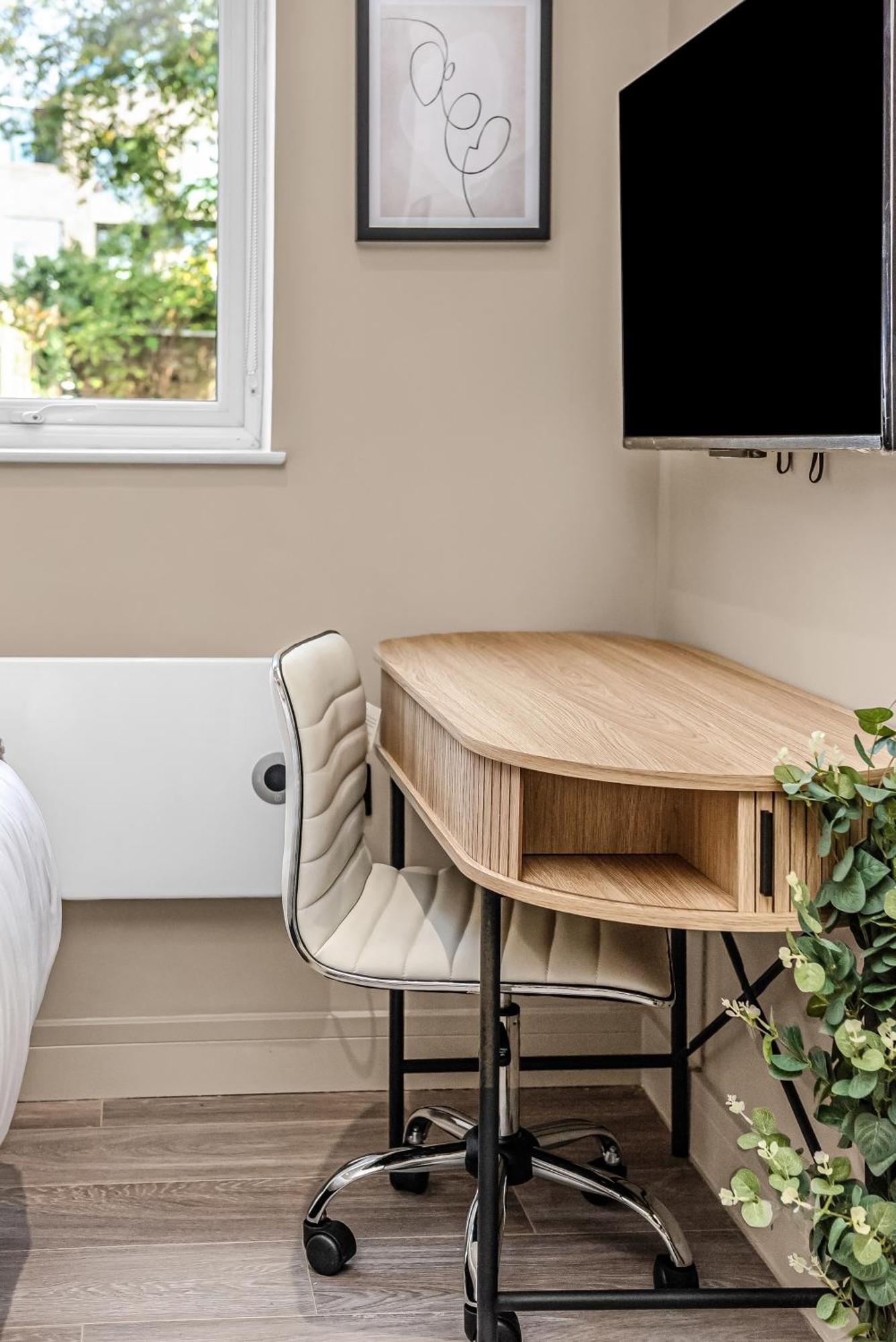 Posh With Functional Kitchenette Apartment London